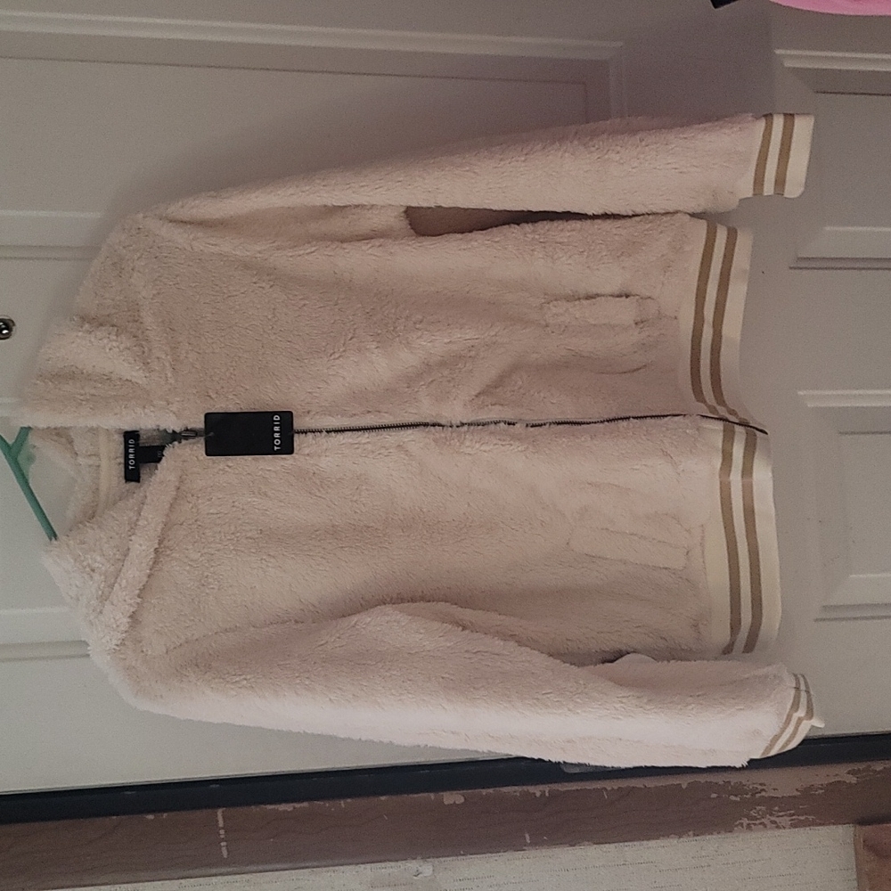 TORRID IVORY LONG SLEEVE VARSITY BOMBER JACKET: FAUX FUR: NWT: SZ 00 (M/L)